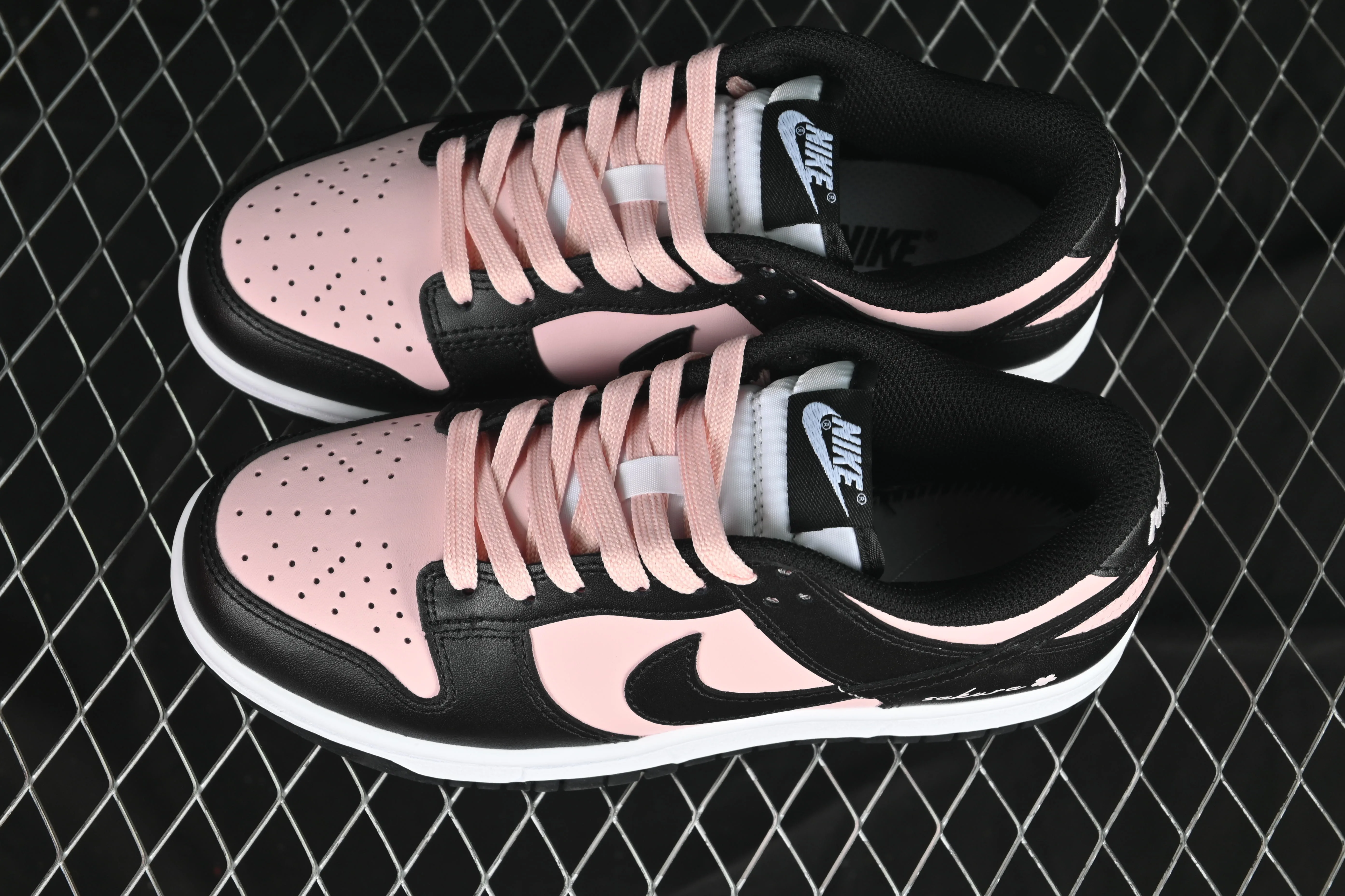 All categories Nk SB Dunk series Nk SB Dunk Low low-top sneakers Nike SB Dunk Low black and pink low-top casual sneakers CW1590-100